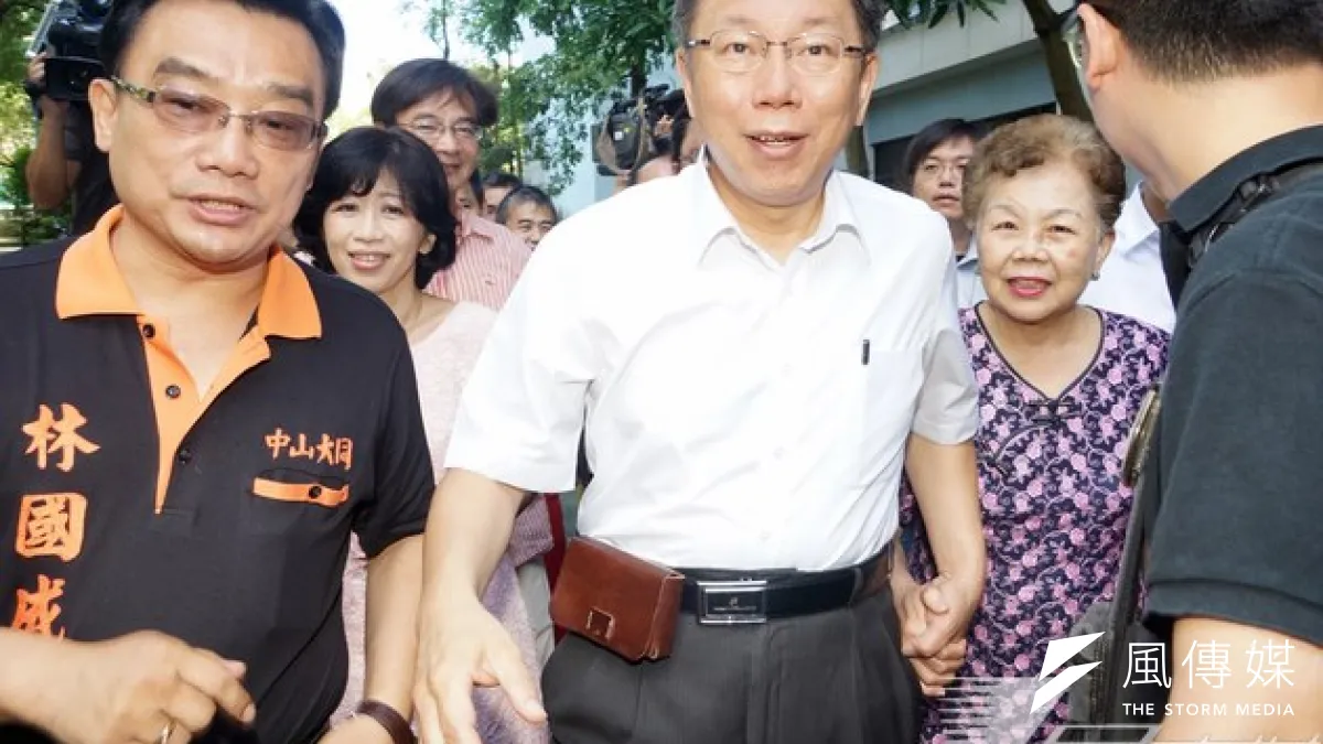 台北市長參選人柯文哲18日將為親民黨市議員參選人何啟聖站台,圖為柯文哲日前和親民黨參選人林國成登記參選的畫面。(資料照片,蘇仲泓攝)