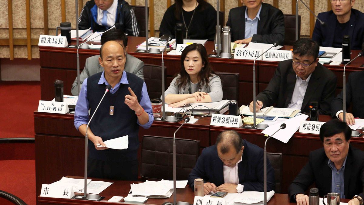 高雄市長韓國瑜拚經濟,還要每天應付是否選總統的問題。圖為韓國瑜議會備詢。(高雄市政府) 高雄市長韓國瑜拚經濟,還要每天應付是否選總統的問題。圖為韓國瑜議會備詢。(高雄市政府)