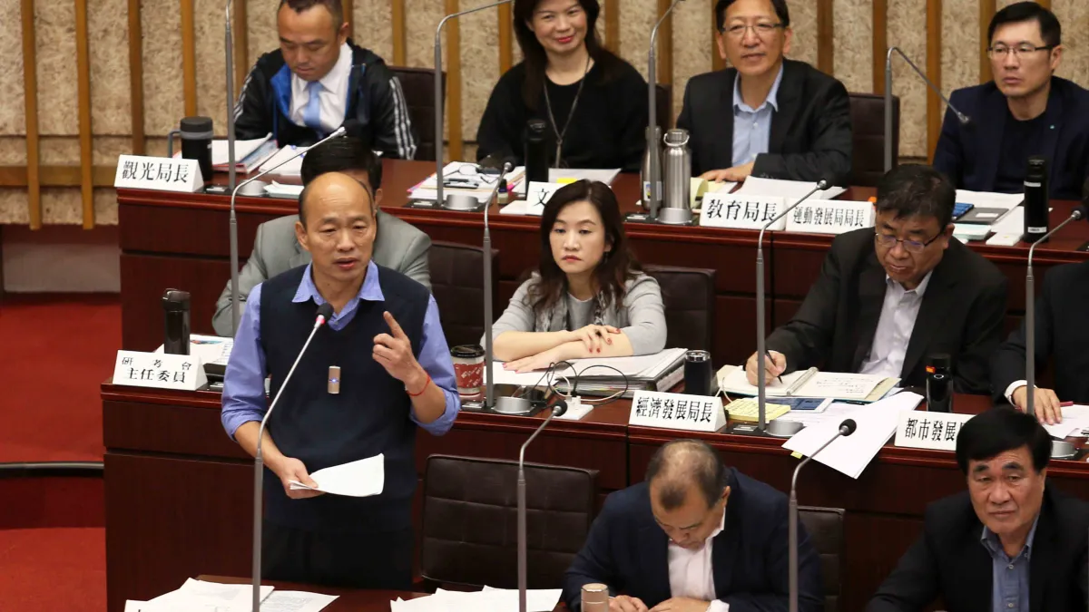高雄市長韓國瑜拚經濟,還要每天應付是否選總統的問題。圖為韓國瑜議會備詢。(高雄市政府)