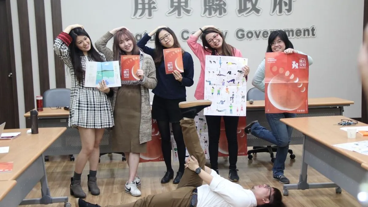 屏東縣政府今年出版的「歲月安好」養生農民曆,配合時令節氣,以手繪演繹屏東歲時風情,並結合香草種植、活力運動、養生飲、在地小旅行等生活小確幸,提供民眾四時康泰的在地生活妙方。(圖/屏東縣政府提供)