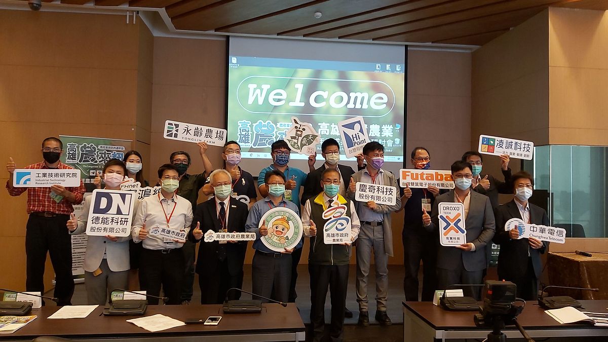 高雄農業局持續辦理相關媒合及推廣說明會,希望讓農友能經由智慧農業協助減輕農務的負擔。(圖/農業局提供) 高雄農業局持續辦理相關媒合及推廣說明會,希望讓農友能經由智慧農業協助減輕農務的負擔。(圖/農業局提供)