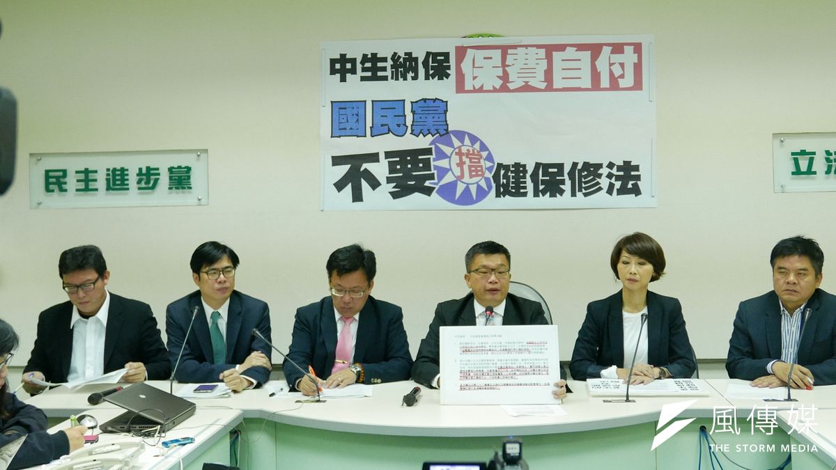 民進黨立委7日大陣仗針對中生納保一事舉行記者會。(林瑋豐攝) 民進黨立委7日大陣仗針對中生納保一事舉行記者會。(林瑋豐攝)