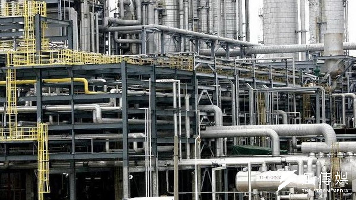 由於中國需求未出籠,讓南亞石化本業表現不如預期,南亞靠業外收益挹注獲利;圖為石化廠一景。(取自網路) 由於中國需求未出籠,讓南亞石化本業表現不如預期,南亞靠業外收益挹注獲利;圖為石化廠一景。(取自網路)