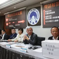 內政部3舉行聲請中華統一促進黨違憲解散記者會,內政部長劉世芳(右3)、次長馬士元(前左2)警政署長張榮興(右2)、宗教及禮制司長林振祿(右)、民政司長鄭英弘(前左)出席,指出該黨成員屢涉犯國家安全法等,經蒐整相關事證,將向憲法法庭聲請解散統促黨。(中央社) 內政部3舉行聲請中華統一促進黨違憲解散記者會,內政部長劉世芳(右3)、次長馬士元(前左2)警政署長張榮興(右2)、宗教及禮制司長林振祿(右)、民政司長鄭英弘(前左)出席,指出該黨成員屢涉犯國家安全法等,經蒐整相關事證,將向憲法法庭聲請解散統促黨。(中央社)