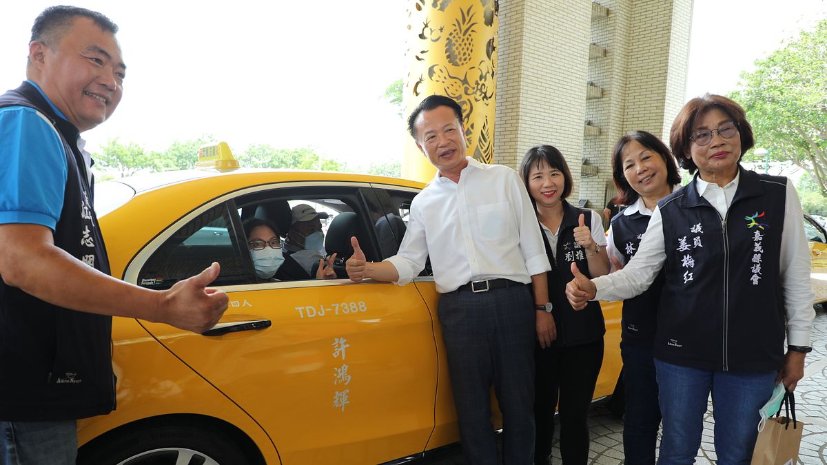 嘉義縣首創身障者搭計程車上下班補助。(圖/嘉義縣政府提供) 嘉義縣首創身障者搭計程車上下班補助。(圖/嘉義縣政府提供)