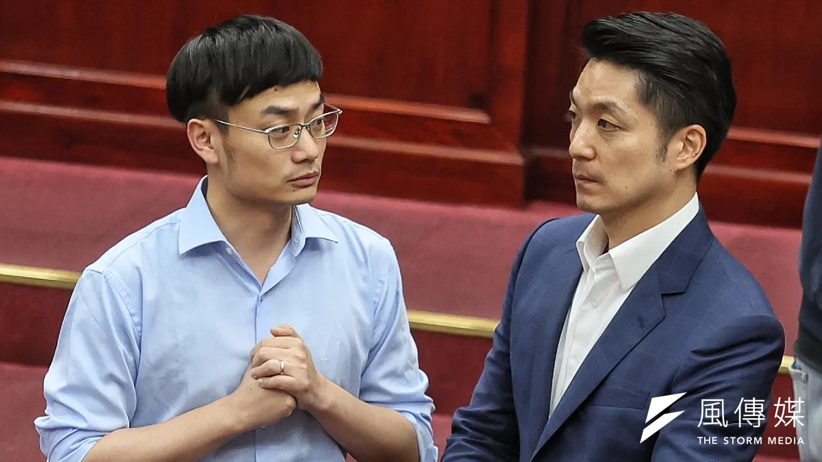 台北市長蔣萬安(右)、台北市府發言人殷瑋(左)出席市政總質詢。(柯承惠攝)