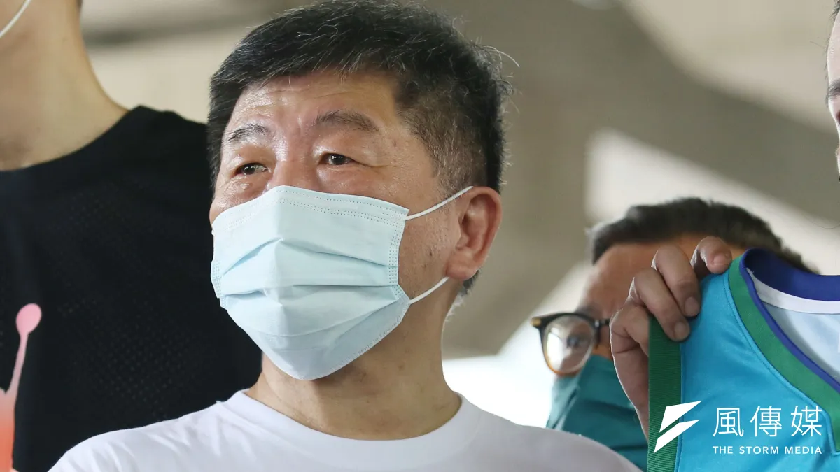 民進黨台北市長參選人陳時中6日至新生高架橋籃球場看民眾打籃球。(柯承惠攝)