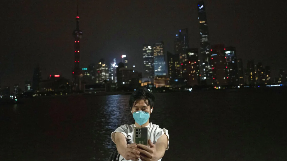 上海封城,價格機能不彰,就產生一大堆的等待、排隊、錯置、檢查、揩油、賄賂、徇私…造成租值消散及尋租行為。(資料照,美聯社)