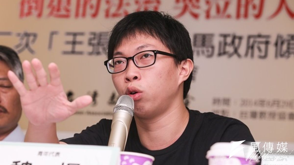 在新竹市長候選人許明財的造勢晚會上,黑色島國青年陣線成員魏揚朝總統馬英九丟橘子,遭警方上銬帶走。(資料照片,林韶安攝) 在新竹市長候選人許明財的造勢晚會上,黑色島國青年陣線成員魏揚朝總統馬英九丟橘子,遭警方上銬帶走。(資料照片,林韶安攝)