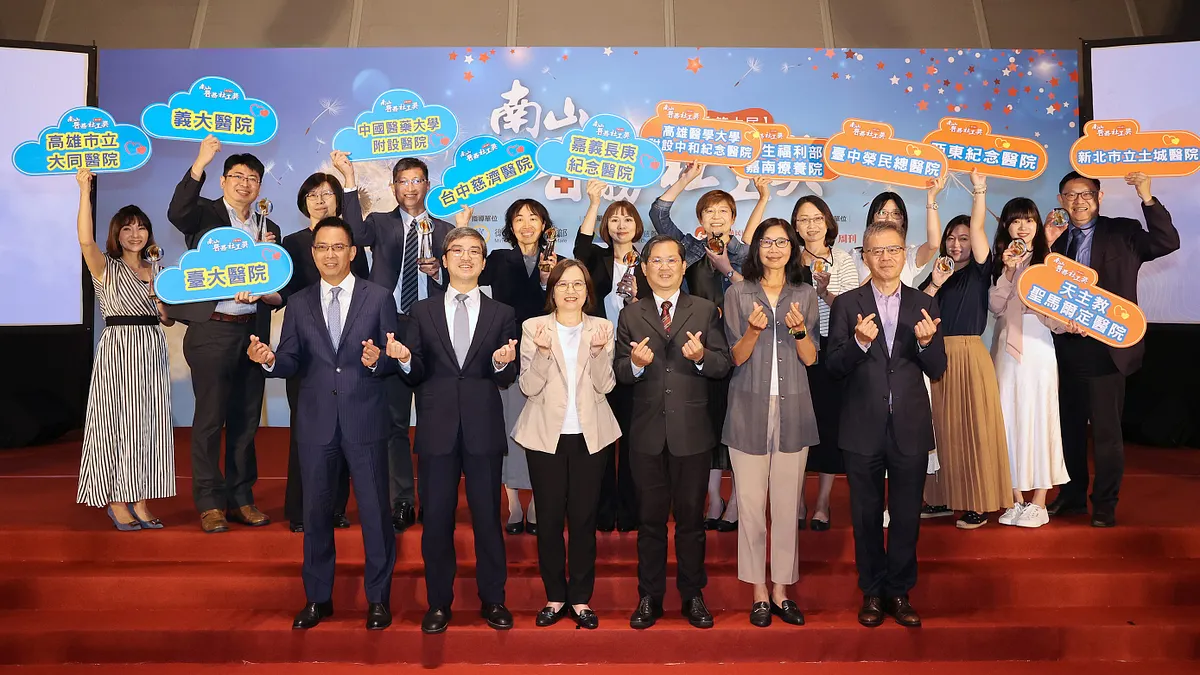 「南山醫務社工獎」是全國唯一專為醫務社工設立的獎項,用以表揚醫務社工的專業與堅持,解決病人及家屬關於經濟、社會及情緒的各種困難,帶給臺灣社會更溫暖美好的未 「南山醫務社工獎」是全國唯一專為醫務社工設立的獎項,用以表揚醫務社工的專業與堅持,解決病人及家屬關於經濟、社會及情緒的各種困難,帶給臺灣社會更溫暖美好的未