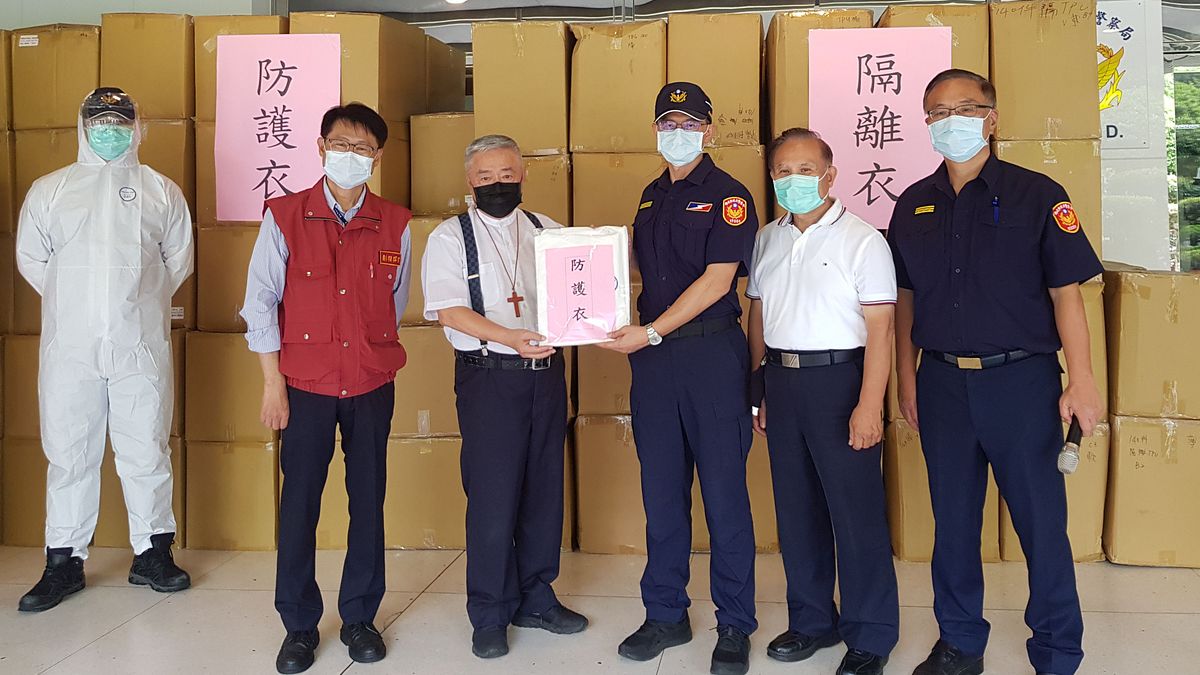 副市長陳純敬(左)與基督教新店行道會牧師張茂松、保大大隊長陳保緒、新希望基金會常務董事戴建隆及警察局長黃宗仁合影。(圖/新北市警察局提供) 副市長陳純敬(左)與基督教新店行道會牧師張茂松、保大大隊長陳保緒、新希望基金會常務董事戴建隆及警察局長黃宗仁合影。(圖/新北市警察局提供)