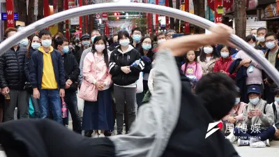 歷經疫情第二度衝擊,不少藝文工作者儘管已有過去經驗,開始轉變工作習慣甚至轉型,但在最常被討論的合約簽訂上,仍受限於現實接案壓力而尚難有效改善。圖為街頭藝人表演示意圖。(資料照,林瑞慶攝)