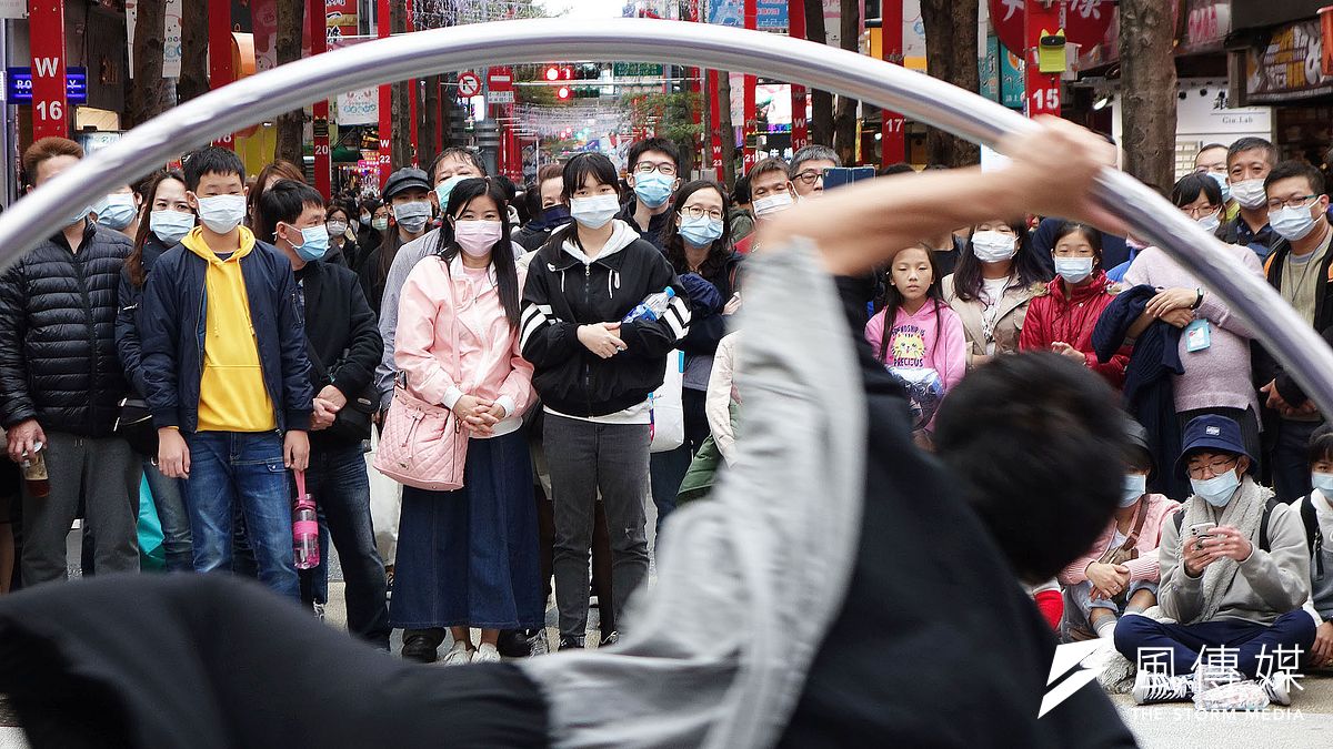 歷經疫情第二度衝擊,不少藝文工作者儘管已有過去經驗,開始轉變工作習慣甚至轉型,但在最常被討論的合約簽訂上,仍受限於現實接案壓力而尚難有效改善。圖為街頭藝人表演示意圖。(資料照,林瑞慶攝) 歷經疫情第二度衝擊,不少藝文工作者儘管已有過去經驗,開始轉變工作習慣甚至轉型,但在最常被討論的合約簽訂上,仍受限於現實接案壓力而尚難有效改善。圖為街頭藝人表演示意圖。(資料照,林瑞慶攝)