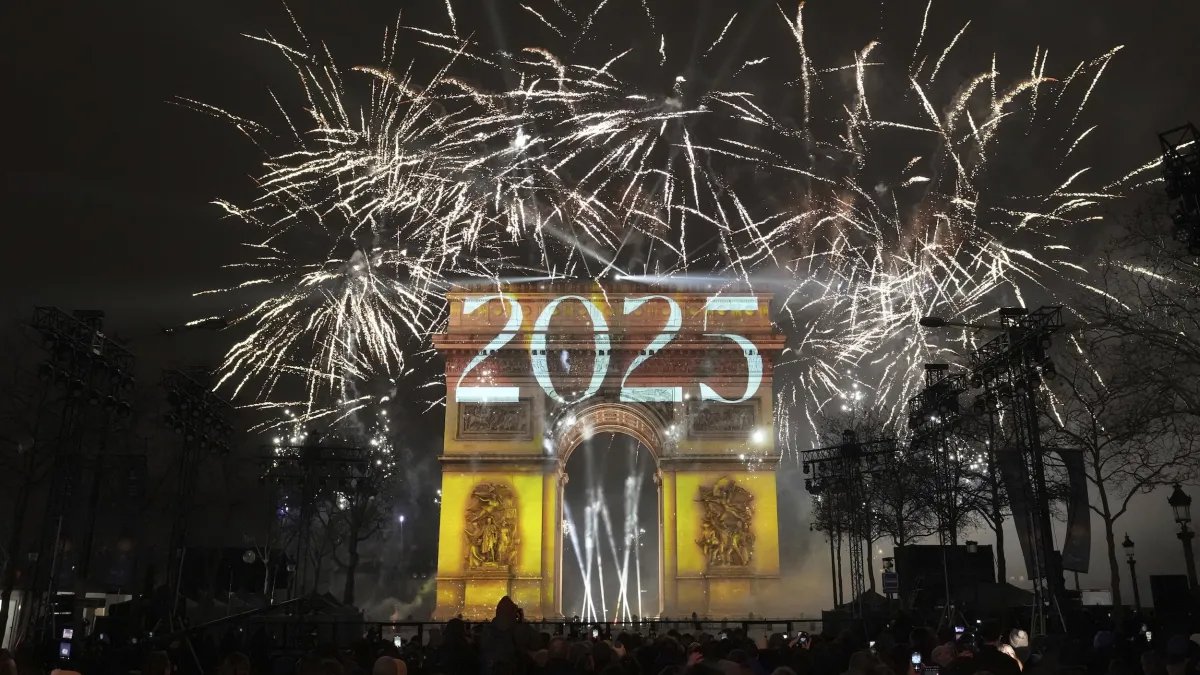 2025年1月1日,法國巴黎香榭麗舍大道的凱旋門正在施放煙火。(美聯社)