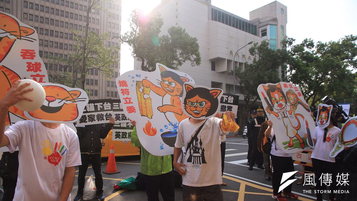 「搶救台灣希望聯盟」28日在立法院濟南路側召開記者會,批評主推修改《民法》的3位不分區立委段宜康、林靜儀、尤美女沒有民意基礎,應為強推婚姻平權法案下台負責。(曾原信攝) 「搶救台灣希望聯盟」28日在立法院濟南路側召開記者會,批評主推修改《民法》的3位不分區立委段宜康、林靜儀、尤美女沒有民意基礎,應為強推婚姻平權法案下台負責。(曾原信攝)