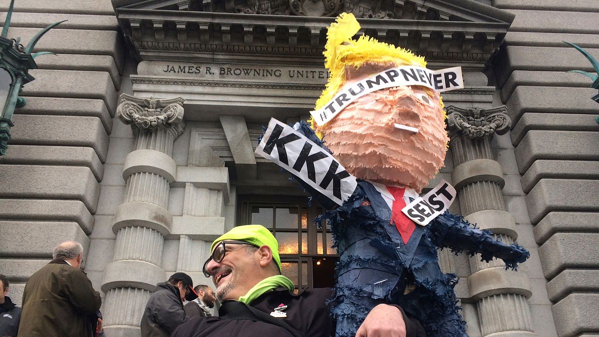 聯邦第9巡迴上訴法庭外,反對川普簽證禁令的民眾在判決出爐後開心不已(AP) 聯邦第9巡迴上訴法庭外,反對川普簽證禁令的民眾在判決出爐後開心不已(AP)