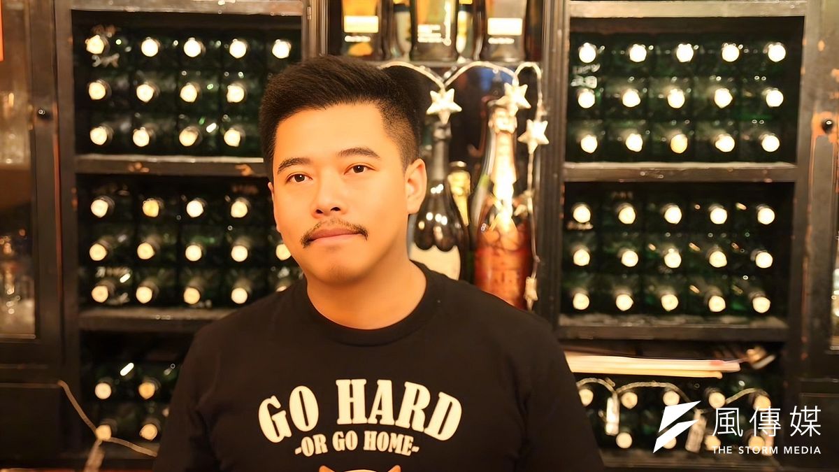 新宿の台湾バー「紅楼」のオーナー小健氏は、まもなく経営15年目を迎える。(黄信維撮影) 新宿の台湾バー「紅楼」のオーナー小健氏は、まもなく経営15年目を迎える。(黄信維撮影)