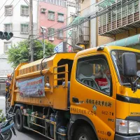 受巴威颱風影響,全台多地連放2天颱風假,垃圾收運也暫停,不少民眾家中垃圾堆積。(資料照/陳明仁攝) 受巴威颱風影響,全台多地連放2天颱風假,垃圾收運也暫停,不少民眾家中垃圾堆積。(資料照/陳明仁攝)