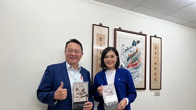 民眾黨高雄市黨部副主委的劉家榮律師,呼籲民眾黨支持者在左營、楠梓區域立委票投李眉蓁,達成下架民進黨的目標 。(圖/李眉蓁競總提供)