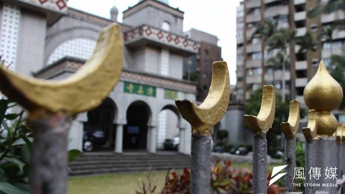 台北清真寺外圍欄杆上的新月圖案,是伊斯蘭教的象徵。(葉信菉攝) 台北清真寺外圍欄杆上的新月圖案,是伊斯蘭教的象徵。(葉信菉攝)