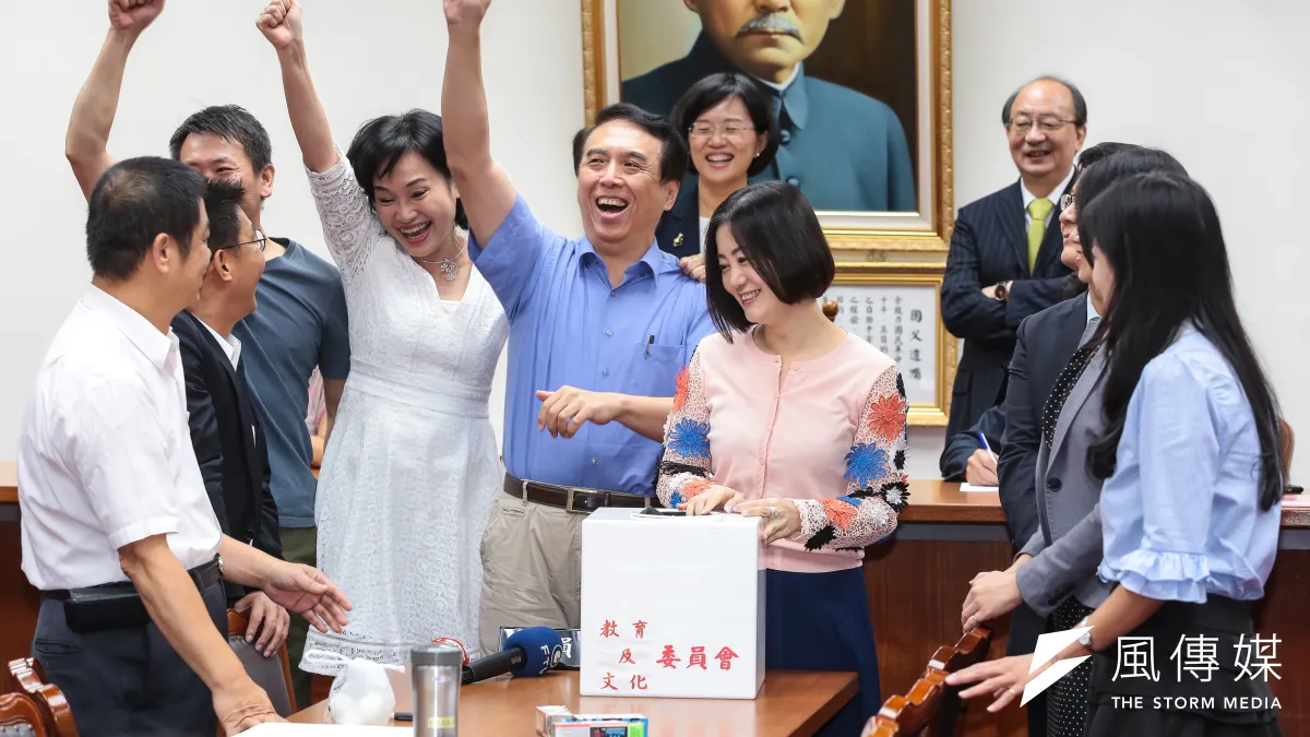 國民黨立委陳學聖27日於教育委員會抽中召委,現場歡欣鼓舞,連民進黨召委柯建銘也笑得挺開心。(顏麟宇攝)