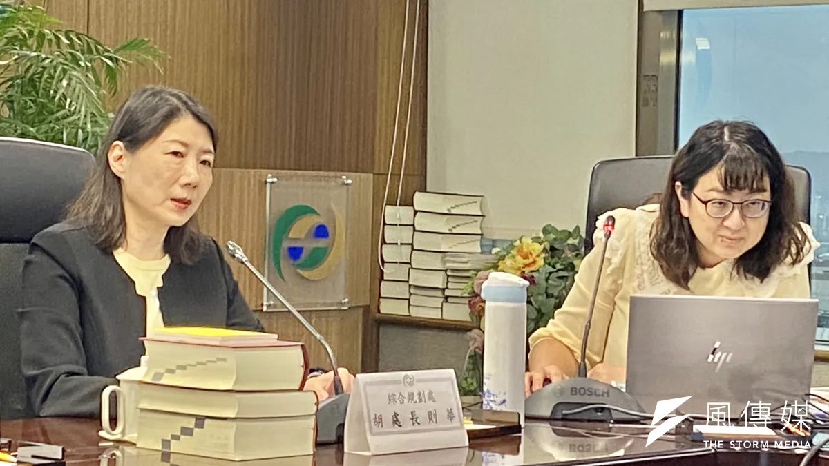 金管會綜合規劃處處長胡則華(左)、科長林玟汎,29日說明綠色及轉型金融行動方案。