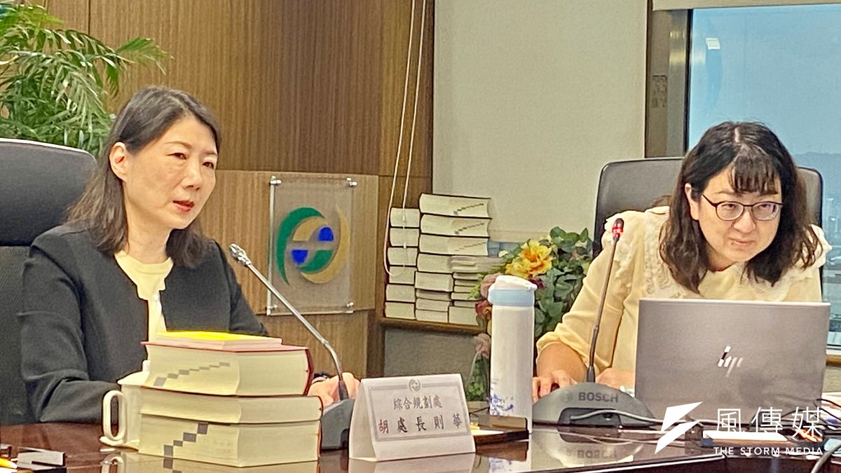 金管會綜合規劃處處長胡則華(左)、科長林玟汎,29日說明綠色及轉型金融行動方案。 金管會綜合規劃處處長胡則華(左)、科長林玟汎,29日說明綠色及轉型金融行動方案。