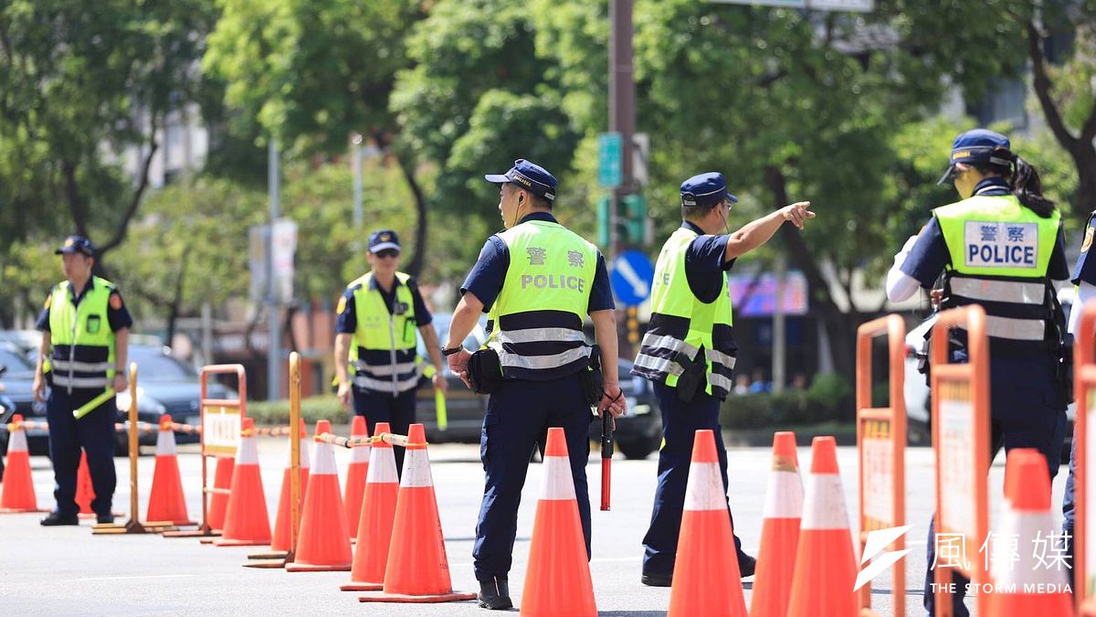 國慶日活動眾多,台北市不僅有中樞在總統府前舉行的國慶大會,還有市府舉辦的升旗典禮、花車踩街,台北市警局總動員負責維安。(台北市警察局提供) 國慶日活動眾多,台北市不僅有中樞在總統府前舉行的國慶大會,還有市府舉辦的升旗典禮、花車踩街,台北市警局總動員負責維安。(台北市警察局提供)