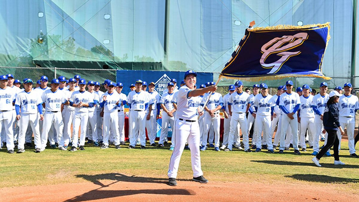 富邦悍將總教練葉君璋(中)因為球隊戰績不佳決定請辭負責獲准,將由二軍總教練陳連宏接任。(圖取自富邦悍將粉絲頁) 富邦悍將總教練葉君璋(中)因為球隊戰績不佳決定請辭負責獲准,將由二軍總教練陳連宏接任。(圖取自富邦悍將粉絲頁)