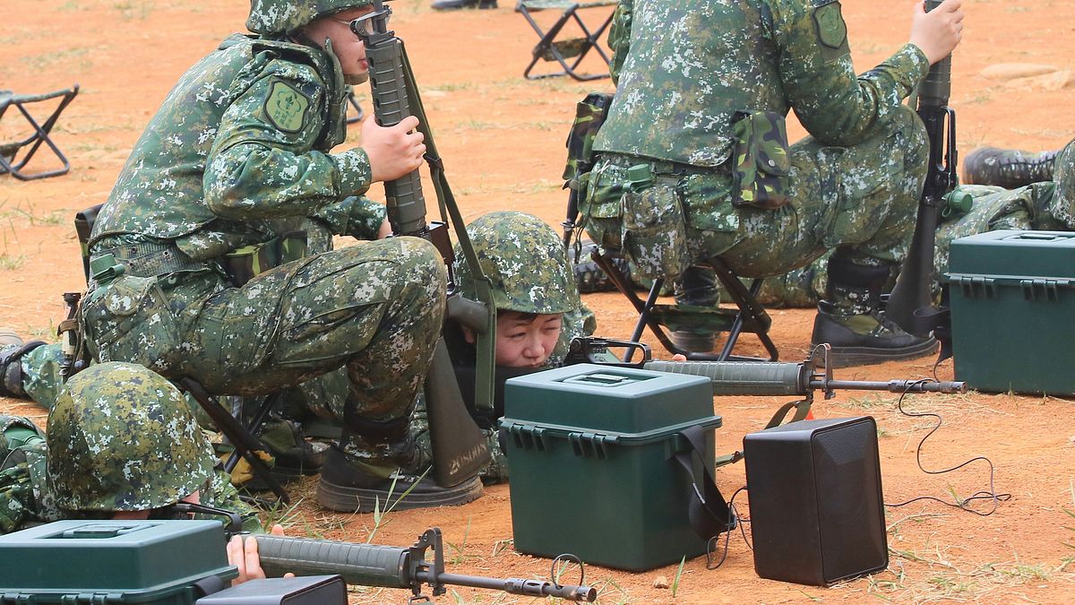 後備軍人志願教召員進行射擊訓練。(資料照,柯承惠攝) 後備軍人志願教召員進行射擊訓練。(資料照,柯承惠攝)