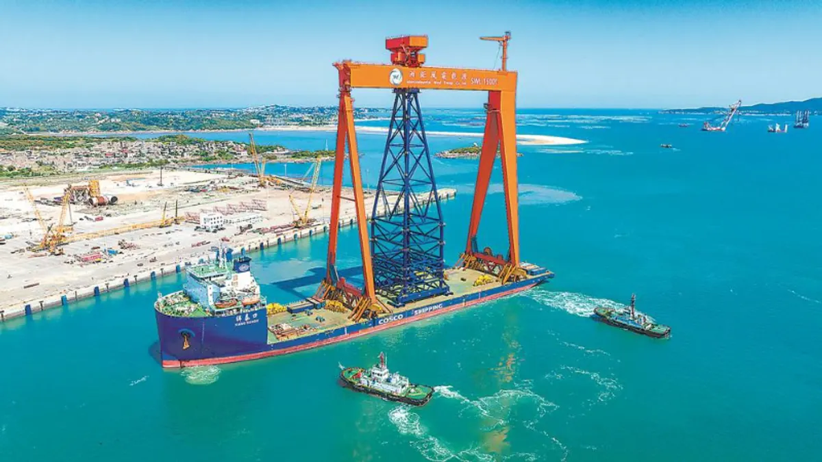 中國製「巨無霸」龍門吊本月中旬運抵台灣。(圖/翻攝自臉書)