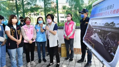 彰化縣王惠美與民代9日到南郭國小校門口前現勘設置紅綠燈設施。(圖/彰化縣政府提供)