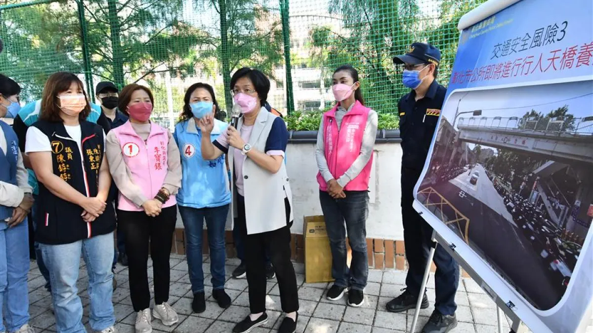 彰化縣王惠美與民代9日到南郭國小校門口前現勘設置紅綠燈設施。(圖/彰化縣政府提供)