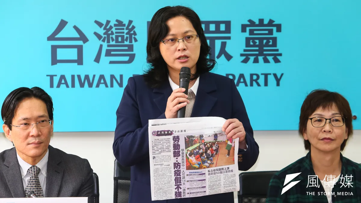 民眾黨總召賴香伶(中)、立委張其祿、蔡壁如3日召開「口罩之亂如何解?發送通道最重要」記者會。(顏麟宇攝)