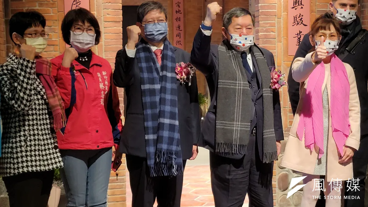 竹北大遠百14日中午開始試營運,遠東集團董事長徐旭東(右二)揪新竹縣長楊文科(中)一同開箱。(圖/方詠騰攝)