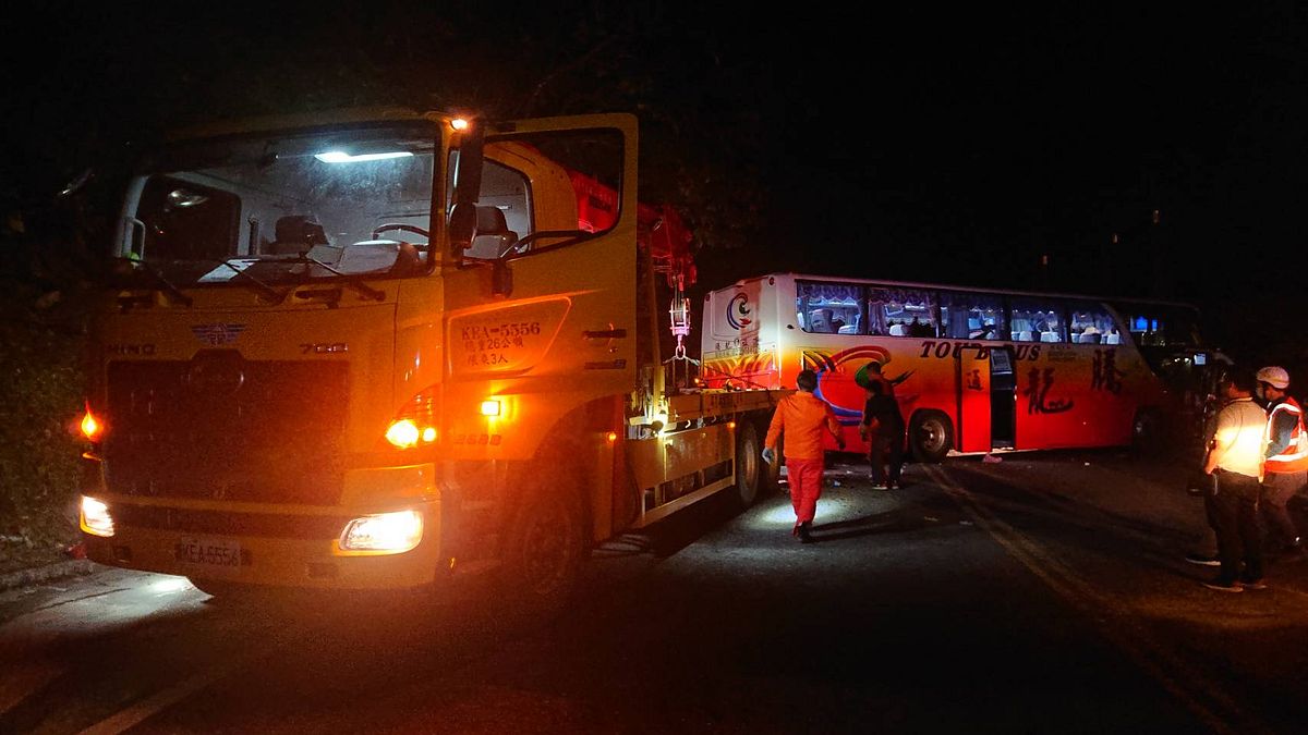 騰龍通運遊覽車16日在蘇花公路發生車禍。(公路總局提供) 騰龍通運遊覽車16日在蘇花公路發生車禍。(公路總局提供)