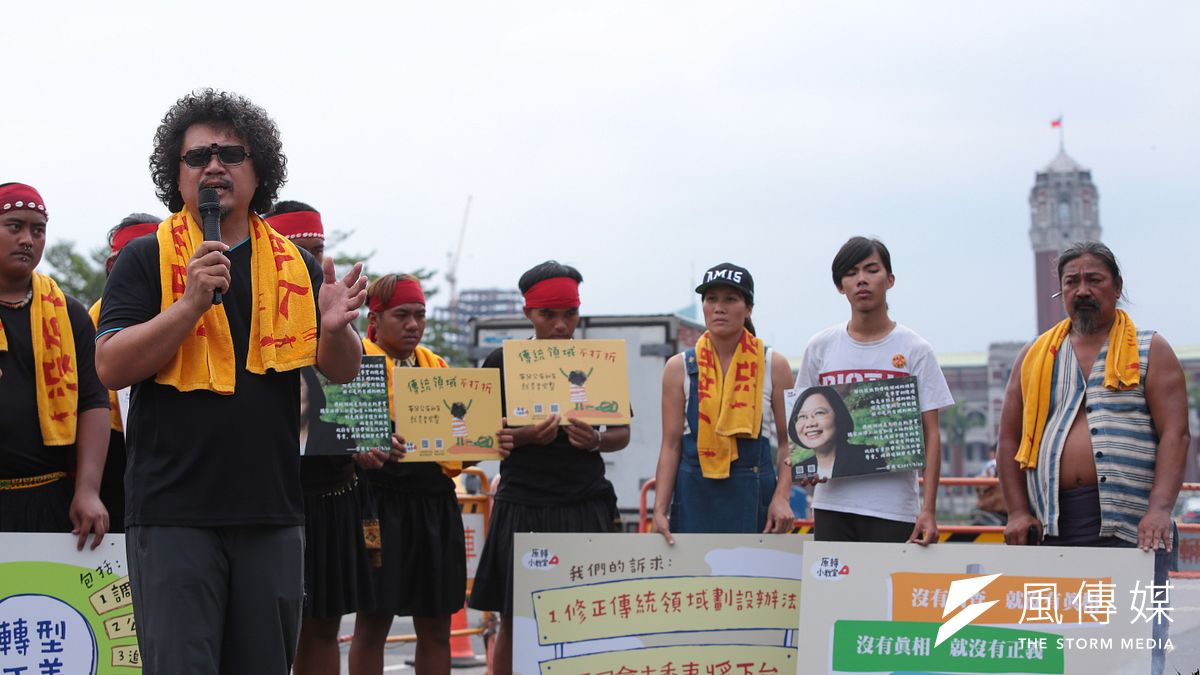 原住民歌手馬耀·比吼1日於凱道召開「總統道歉週年演說回應記者會」。(顏麟宇攝) 原住民歌手馬耀·比吼1日於凱道召開「總統道歉週年演說回應記者會」。(顏麟宇攝)