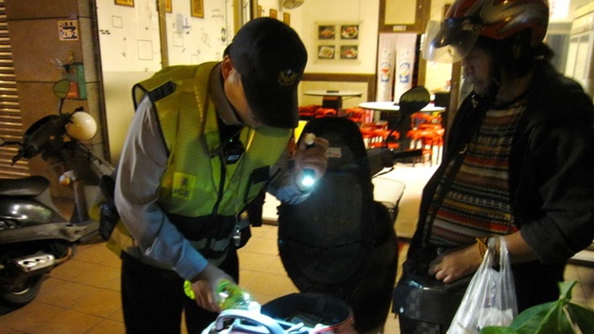 婦深夜機車沒油拋錨 霧峰警貼心助加油 婦深夜機車沒油拋錨 霧峰警貼心助加油