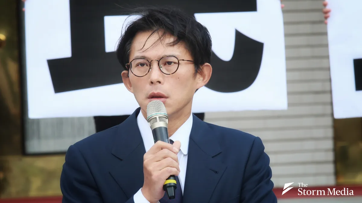 Huang Kuo-chang, head of the TPP's legislative caucus, has disclosed that the party held a meeting with the KMT on December 16. (Photo / Ko Cheng-hui)