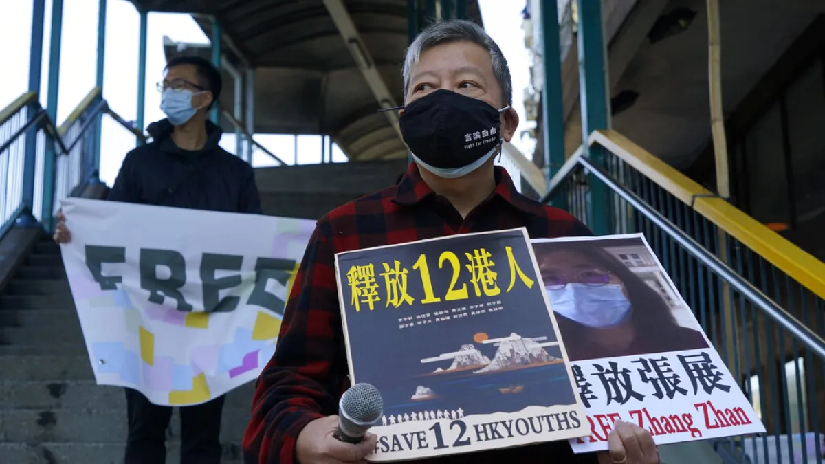 香港民眾在街頭聲援公民記者張展以及因為偷渡台灣失敗被捕的12名香港青年。(美聯社)