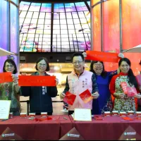 社會局長蔡宛芬(左三)與貴賓齊舉各國「福」字迎新年,讓異國春節文化在高雄相遇。(圖/高市社會局提供) 社會局長蔡宛芬(左三)與貴賓齊舉各國「福」字迎新年,讓異國春節文化在高雄相遇。(圖/高市社會局提供)