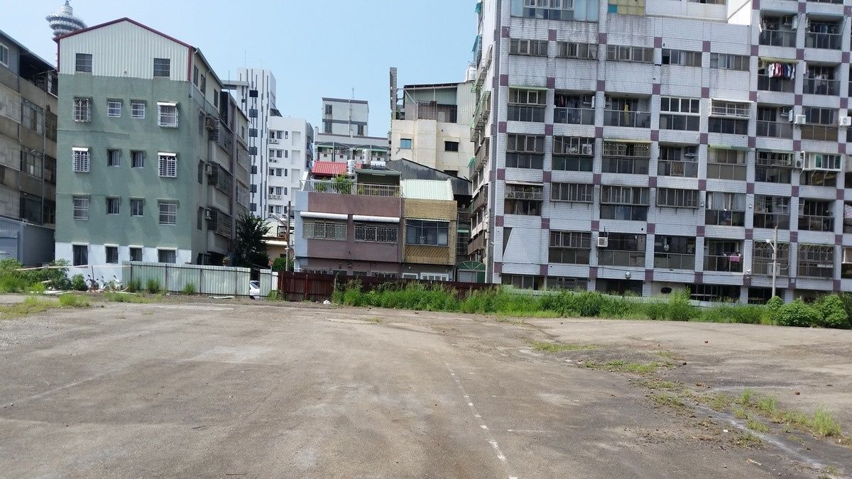公兼兒用地變成停車場 中市議員批圖利百貨業者 公兼兒用地變成停車場 中市議員批圖利百貨業者