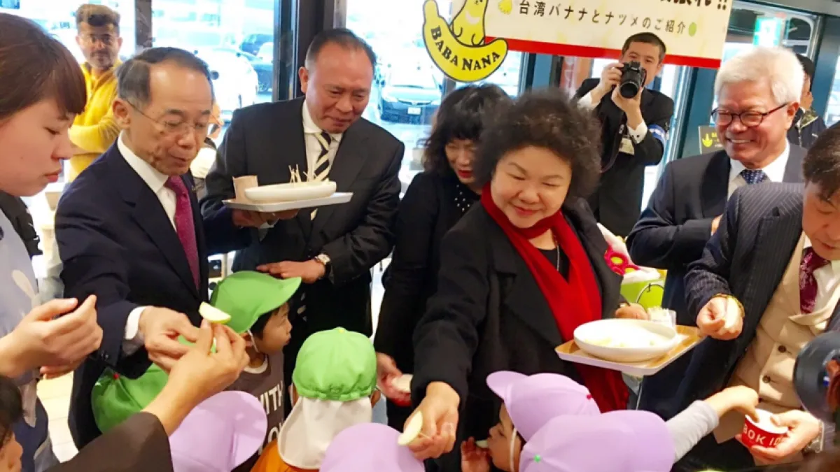 日本遊客拿著像青蘋果般的蜜棗,知道是首次在日本土地上吃到來自台灣的蜜棗都興奮不已,也對這外表像青蘋果、口感像水梨的水果感到讚嘆。(圖/高雄市政府農業局提供)