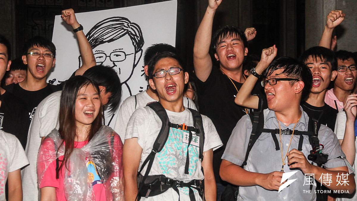 課綱爭議不斷。今年立法院於5月17日三讀通過「高級中等教育法」部分條文修正案,終止黑箱課綱。 課綱爭議不斷。今年立法院於5月17日三讀通過「高級中等教育法」部分條文修正案,終止黑箱課綱。