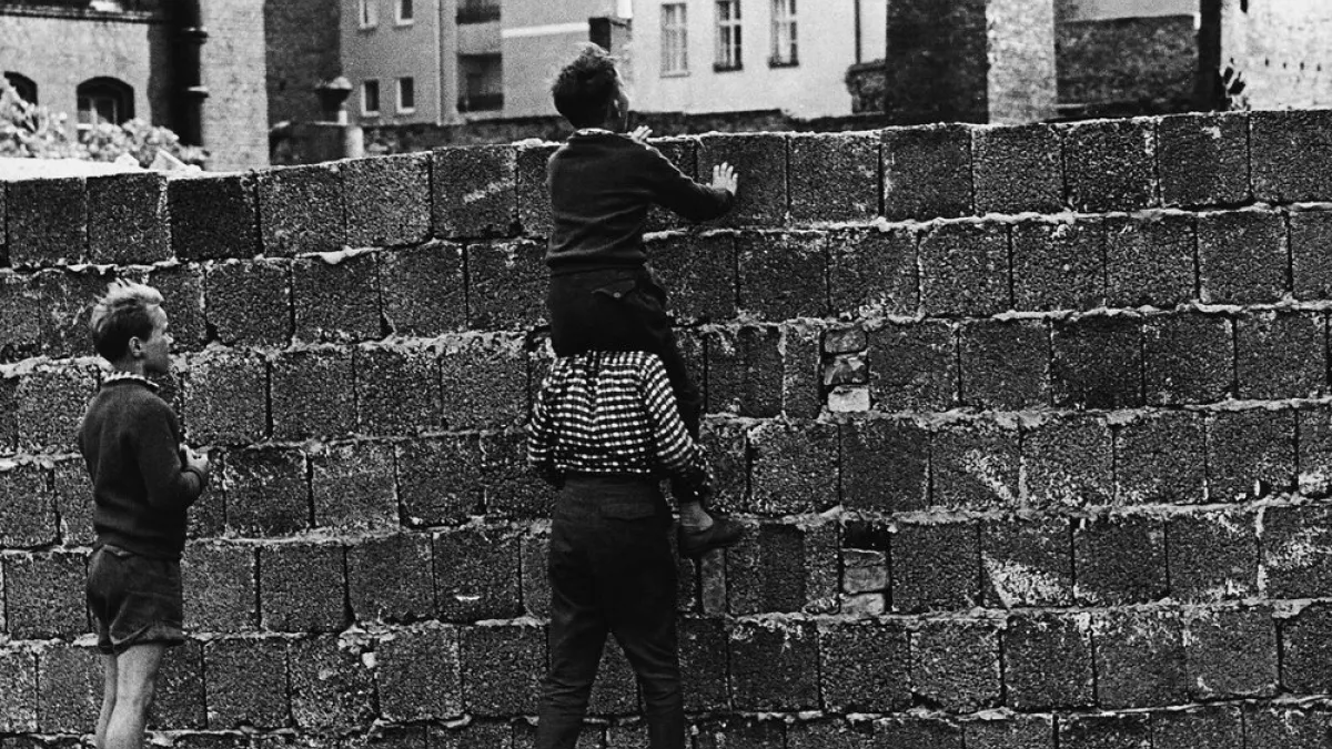 1961年,東德政府開始在西柏林邊界修築柏林圍牆。(AP)
