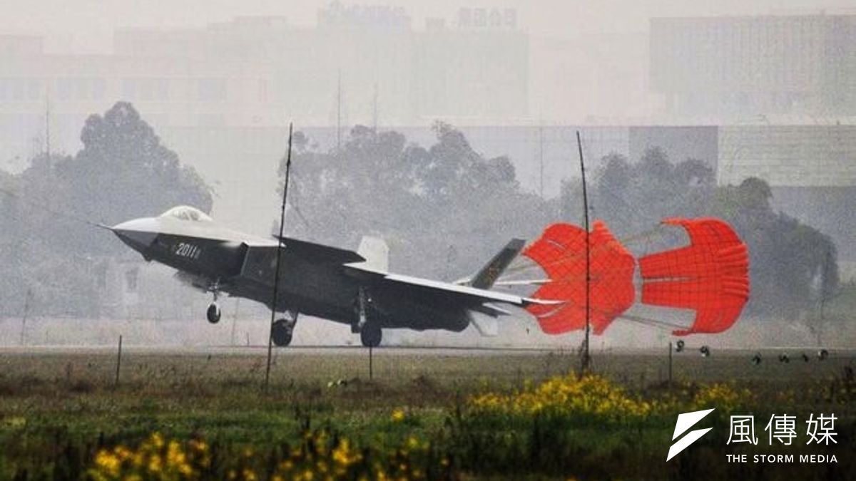 編號「2011」新版殲-20近日進行高速滑跑測試。(取自網路) 編號「2011」新版殲-20近日進行高速滑跑測試。(取自網路)