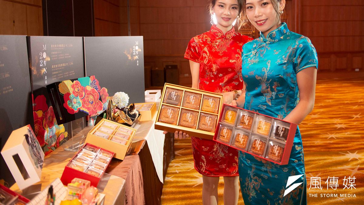 漢來美食今日於漢來大飯店邀請同集團幹部與廠商舉辦月餅禮盒走秀活動,並宣告即日起推出「情月典藏」、「情月風雅」兩款月餅禮盒與促銷方案正式開賣。(圖/徐炳文) 漢來美食今日於漢來大飯店邀請同集團幹部與廠商舉辦月餅禮盒走秀活動,並宣告即日起推出「情月典藏」、「情月風雅」兩款月餅禮盒與促銷方案正式開賣。(圖/徐炳文)