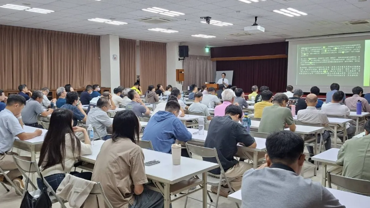 台糖舉辦廉政法治教育系列講座,法務部廉政署南部調查組組長許嘉龍擔任講座,主講廉政法令宣導,同仁專心聆聽廉政法令宣導課程內容。(圖/台糖提供)