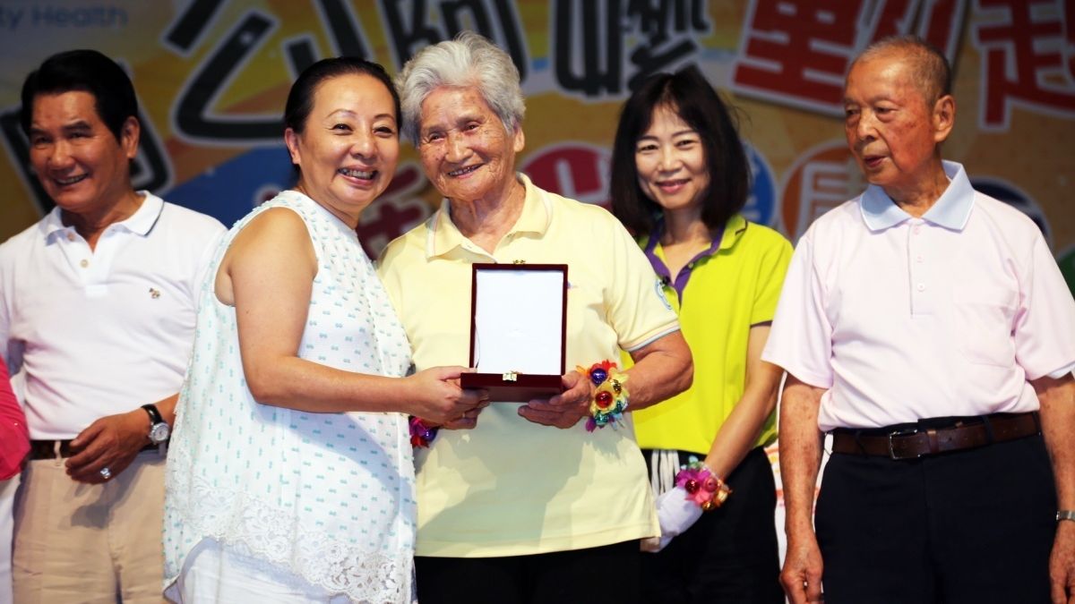社區老人舉辦健康競賽 張花冠與長者一同高歌 社區老人舉辦健康競賽 張花冠與長者一同高歌