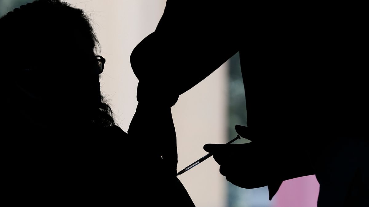 全球疫苗開打,台灣也終於拿到有限的AZ疫苗。(AP) 全球疫苗開打,台灣也終於拿到有限的AZ疫苗。(AP)